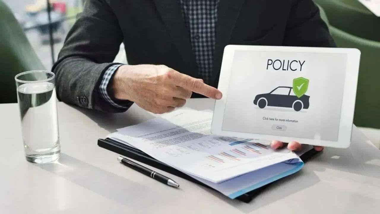 बर्याच वर्षांमध्ये आम्ही इलेक्ट्रिक वाहनांच्या बॅटरीमध्ये आगीच्या घटनांबद्दल ऐकले आहे. कंपन्या सतत बॅटरीच्या सुरक्षिततेवर काम करत असल्या तरी विमा प्रदात्यांसाठी हा एक मोठा धोका आहे. बॅटरीमध्ये बिघाड किंवा आगीसारख्या घटनांना संपूर्ण वाहन बदलण्याची आवश्यकता असू शकते. इलेक्ट्रिक वाहने विशेष प्रशिक्षण आणि उपकरणे आवश्यक आहेत, जी सर्वत्र सहज उपलब्ध नसतात. म्हणूनच, जोखीम वाढत असताना, विम्याची किंमत देखील वाढते.