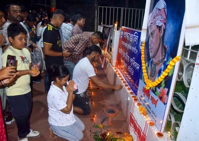 लीक! स्कुबा डायव्हिंग अपघातापूर्वी लाइफ जॅकेटमधील झुबिन गर्गचा शेवटचा व्हिडिओ; आसाम गव्हर्नमेंट ऑर्डर प्रोब, सिंगरच्या व्यवस्थापकाविरूद्ध एकाधिक एफआयआर दाखल लीक! स्कुबा डायव्हिंग अपघातापूर्वी लाइफ जॅकेटमधील झुबिन गर्गचा शेवटचा व्हिडिओ; आसाम गव्हर्नमेंट ऑर्डर प्रोब, सिंगरच्या व्यवस्थापकाविरूद्ध एकाधिक एफआयआर दाखल
