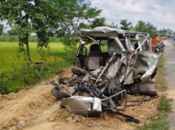 अपघातानंतर ओमनी कार खराब झाली