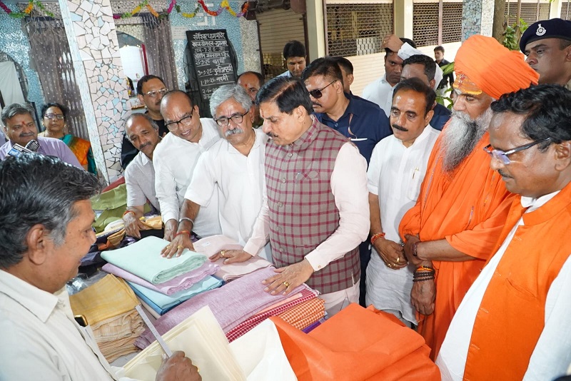 मुख्यमंत्री डॉ. मोहन यादव यांनी उज्जैन येथील स्वदेशी जत्रेत खादीचे कपडे विकत घेतले