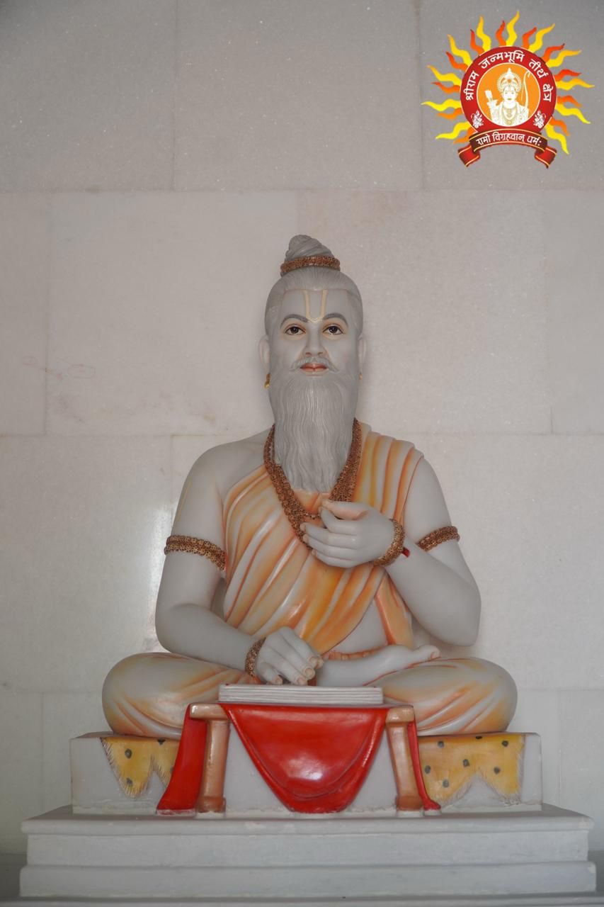     रामजानमाभूमी मंदिराच्या आवारात सात मंडपांमध्ये स्थापन झालेल्या महर्षी वाल्मिकीचा पुतळा
