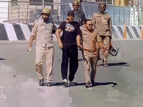 लेह हिंसाचारात निदर्शकांनी भाजप कार्यालय जाळले. सीआरपीएफ कारला आग लागली.