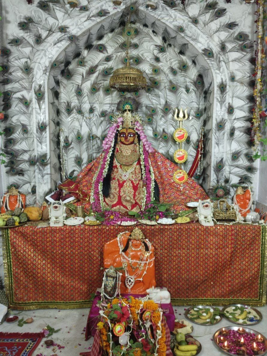 पोस्टवर बसून माता राणीची स्थापना केली गेली आहे पोस्टवर बसून माता राणीची स्थापना केली गेली आहे