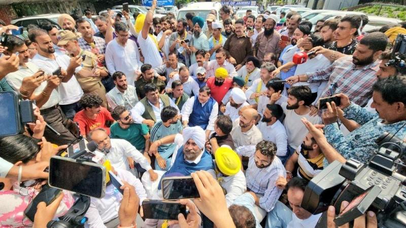 आपचे नेते संजय सिंग जम्मू येथे पक्षाच्या निषेधाच्या कामात सामील झाले संजय सिंग