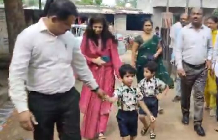 nandurbar-collector-enrolls-children-in-zilla-parishad-school-praised-across-maharashtra