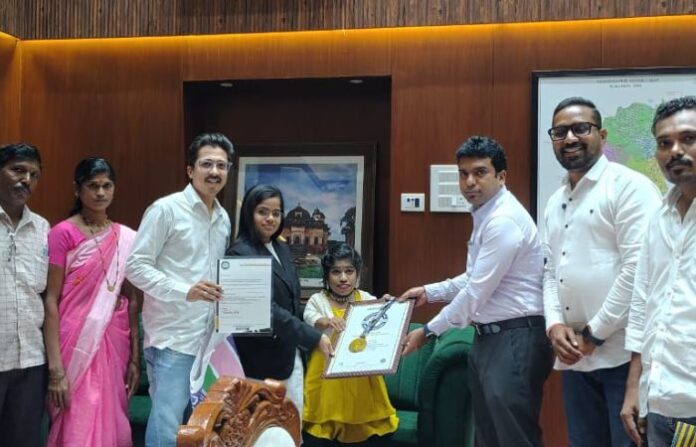 चंद्रपुर-गेट-रीकॉग्निशन-सर्टिफिकेट वर्ल्ड्स-सेकंद-शॉर्टस्ट-गर्ल चंद्रपुर-गेट-रीकॉग्निशन-सर्टिफिकेट वर्ल्ड्स-सेकंद-शॉर्टस्ट-गर्ल