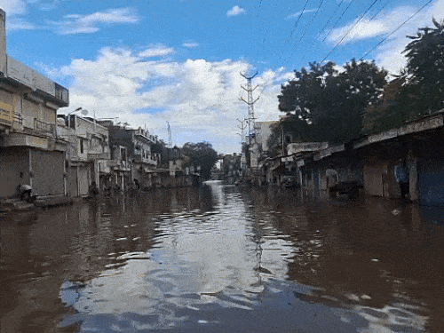 मंगळवारी सकाळी पाऊस पडल्यानंतर सिकार, राजस्थान रस्त्यावर पूर आला.