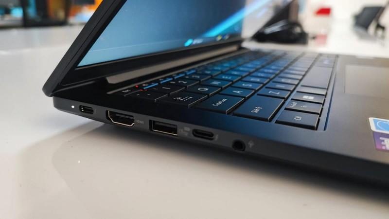 ASUS STAMPOGE B5 पुनरावलोकन ASUS STAMPOGE B5 पुनरावलोकन