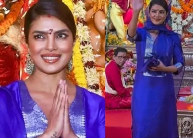दुर्गा पूजा पंडल येथील प्रियंका चोप्रा दुर्गा पूजा पंडल येथील प्रियंका चोप्रा