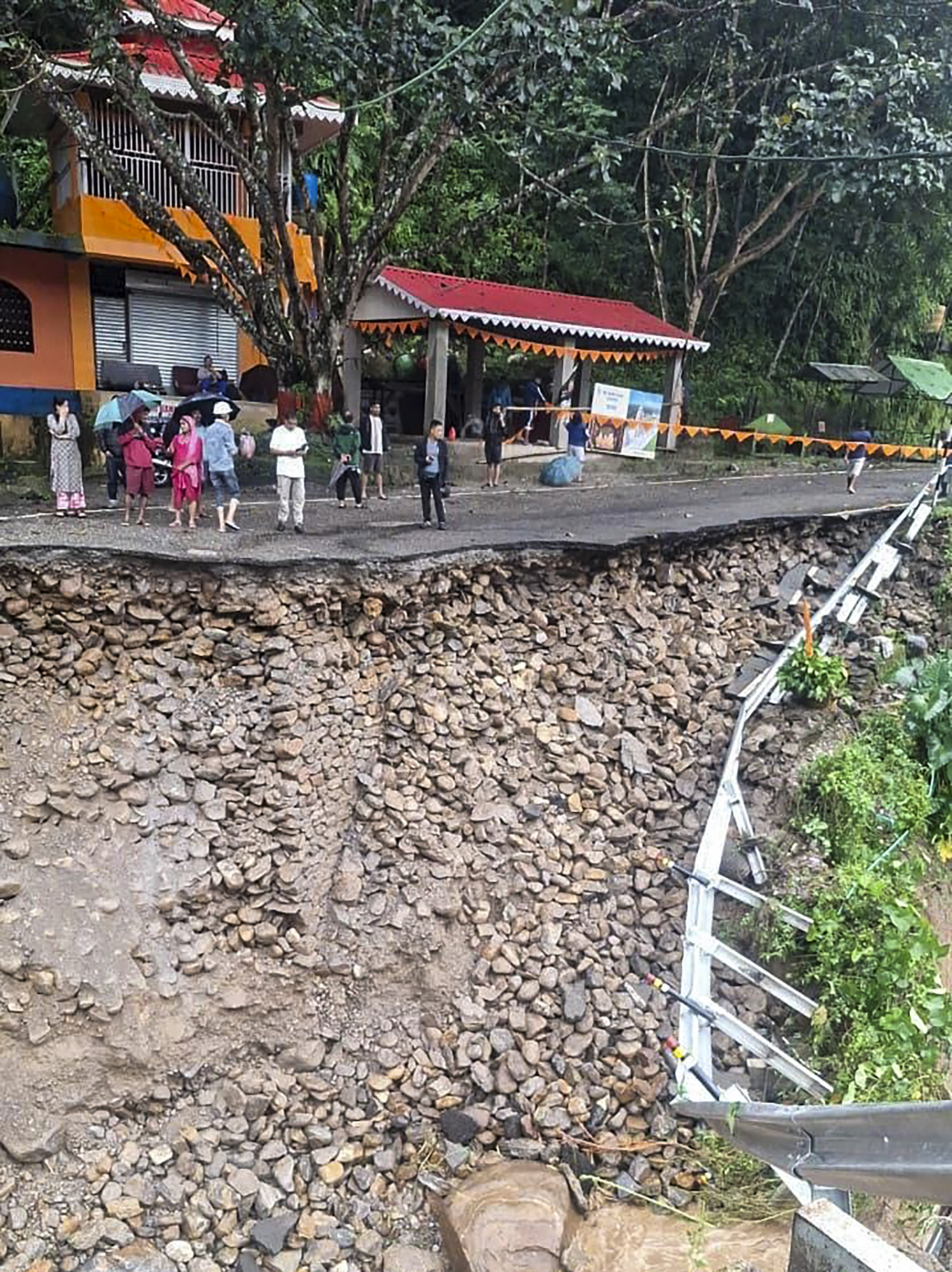 भूस्खलनानंतर रस्त्याचा भाग पूर्णपणे खराब झाला.