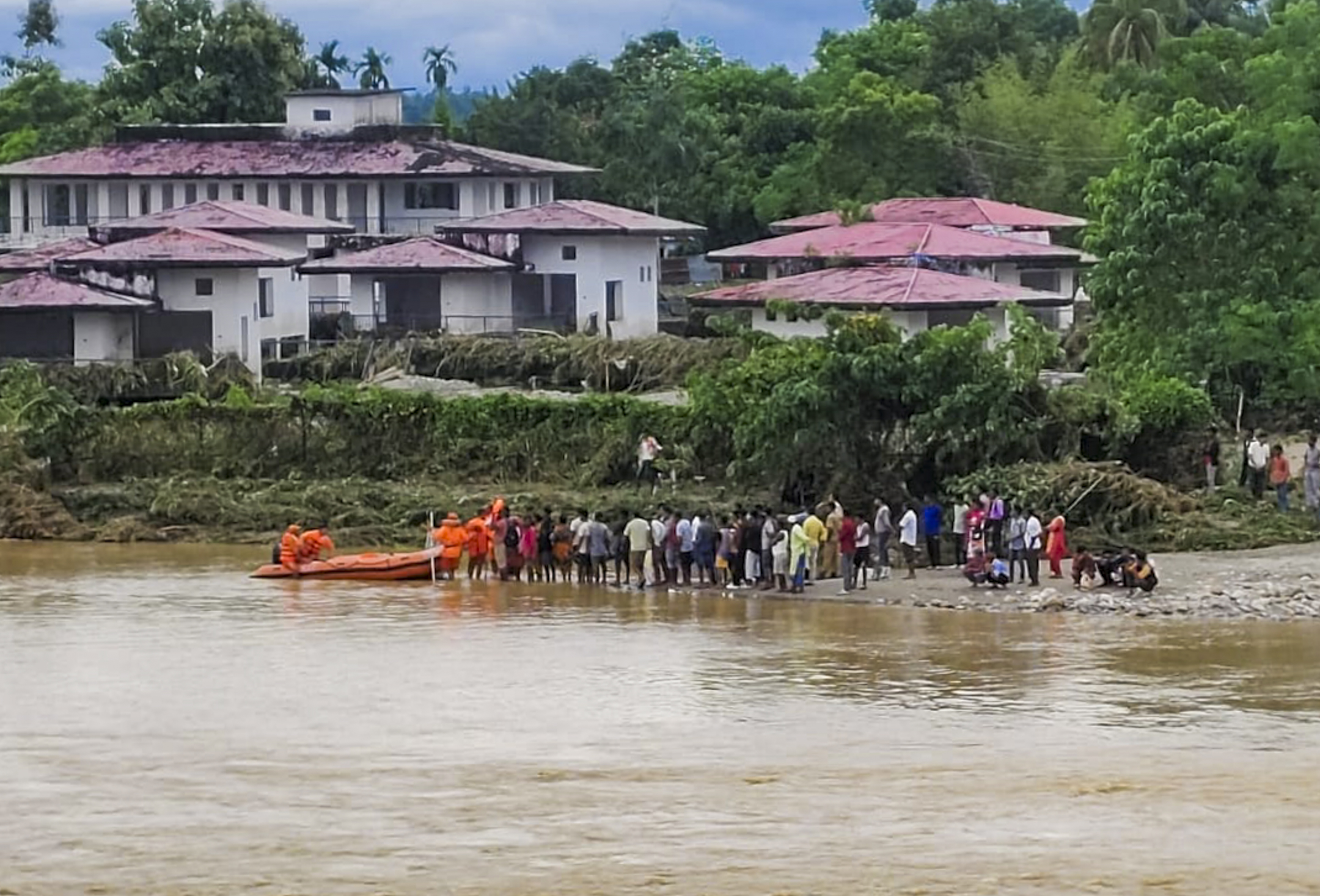 लँडस्लाइडनंतर बचाव संघाने बचाव संघांना बाहेर काढले.