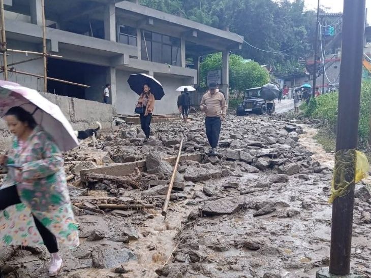 दार्जिलिंगमध्ये मुसळधार पाऊस पडल्यानंतर, मोडतोड रस्त्यावरील डोंगरावरुन पडला.