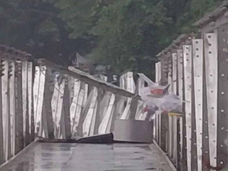 अपघातामुळे अपघात झाला, पुलाचा एक भाग खराब झाला.