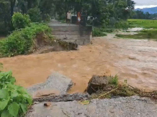 पश्चिम बंगालच्या जलपाईगुरीमध्ये पाण्याच्या प्रवाहामुळे रस्त्याचा एक भाग धुतला गेला.