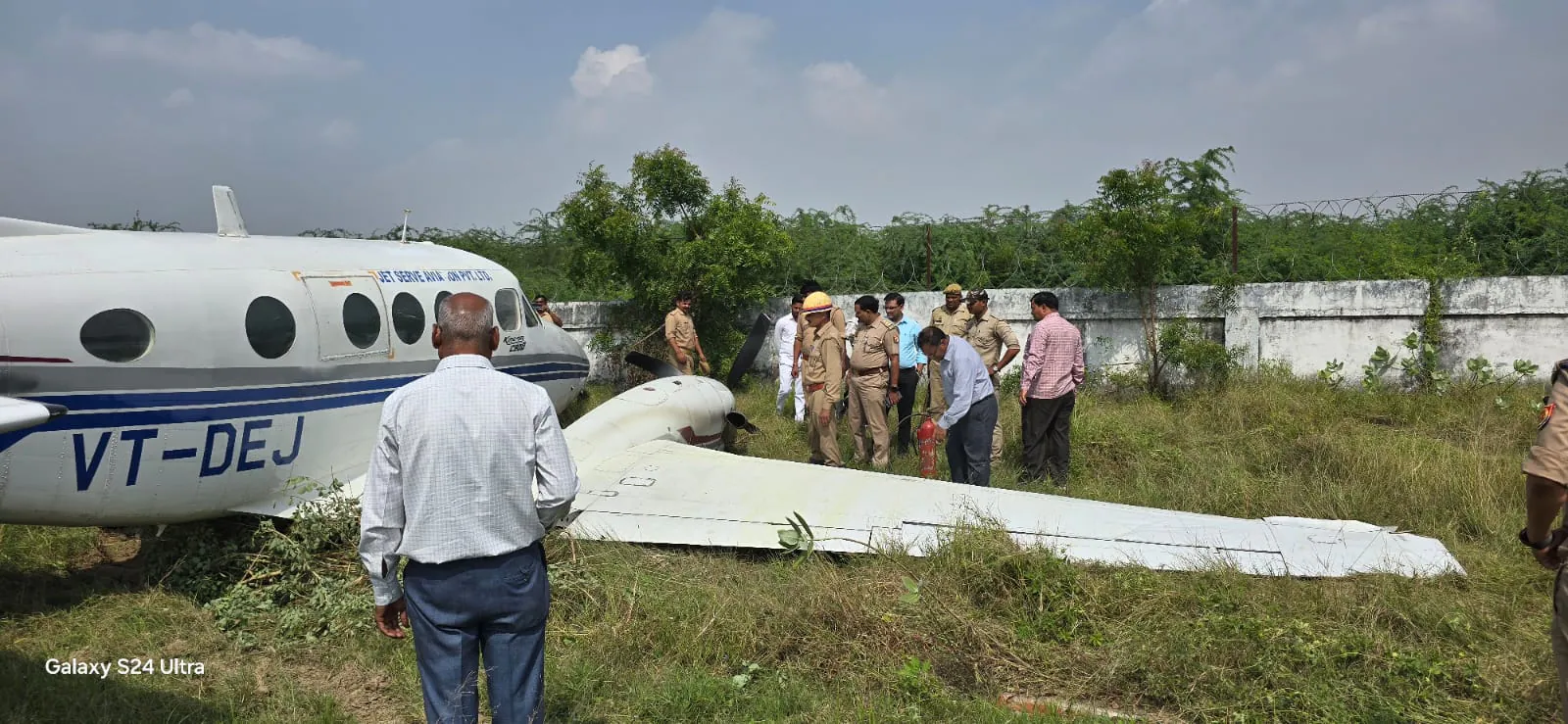 बाहेर पडताना, जेट सर्व्हिस एव्हिएशन प्रायव्हेट लिमिटेडचे खासगी जेट नियंत्रणाबाहेर गेले आणि जवळच्या झुडुपेमध्ये प्रवेश केला. बाहेर पडताना, जेट सर्व्हिस एव्हिएशन प्रायव्हेट लिमिटेडचे खासगी जेट नियंत्रणाबाहेर गेले आणि जवळच्या झुडुपेमध्ये प्रवेश केला.