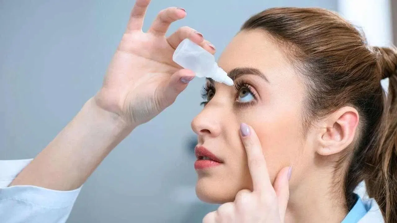 आपले डोळे एका मिनिटासाठी बंद ठेवा - डॉ. भानू म्हणाले की, डोळा थेंब टाकल्यानंतर आपले डोळे कमीतकमी एका मिनिटासाठी बंद ठेवा. यामुळे औषधाचा प्रभाव सुधारतो.