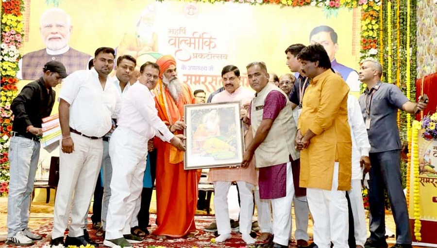 मुख्यमंत्री डॉ. मोहन यादव यांना महर्षी वाल्मिकी जयंती यांच्या निमित्ताने वाल्मिकी जी यांचे पोर्ट्रेट सादर करण्यात आले.