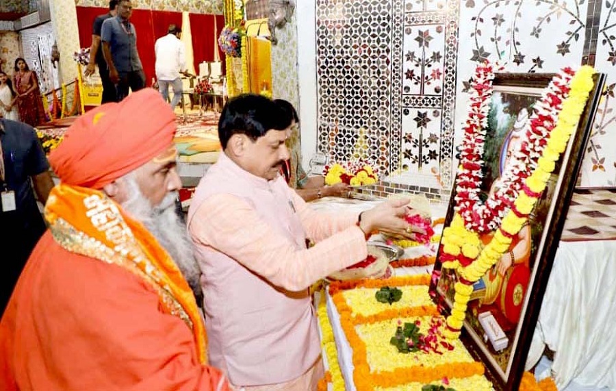 मुख्यमंत्री डॉ. मोहन यादव यांनी महर्षी वाल्मिकीच्या जन्माच्या वर्धापन दिनानिमित्त वाल्मिकी जी यांचे पोर्ट्रेट गार केले. मुख्यमंत्री डॉ. मोहन यादव यांनी महर्षी वाल्मिकीच्या जन्माच्या वर्धापन दिनानिमित्त वाल्मिकी जी यांचे पोर्ट्रेट गार केले.