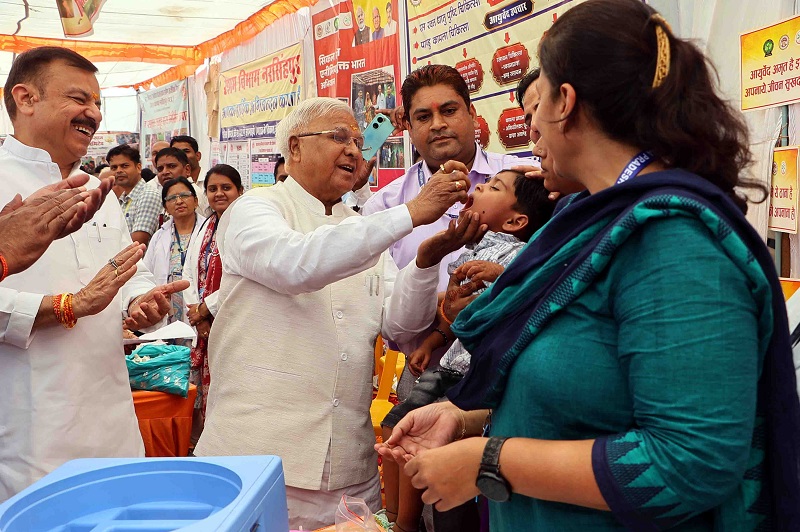 नवजात मुलापासून ते 5 वर्षांच्या मुलांना पोलिओ औषधाचे दोन थेंब देण्यात आले. नवजात मुलापासून ते 5 वर्षांच्या मुलांना पोलिओ औषधाचे दोन थेंब देण्यात आले.