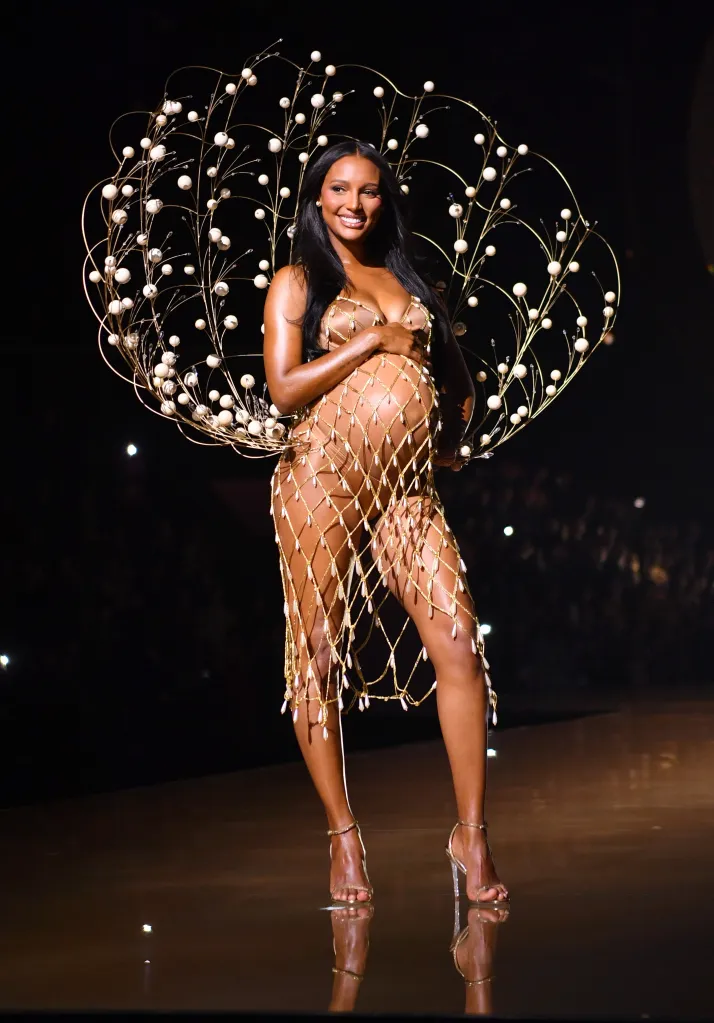 जास्मिन टोक्स, 2025 व्हिक्टोरियाचा सिक्रेट फॅशन शो रनवे