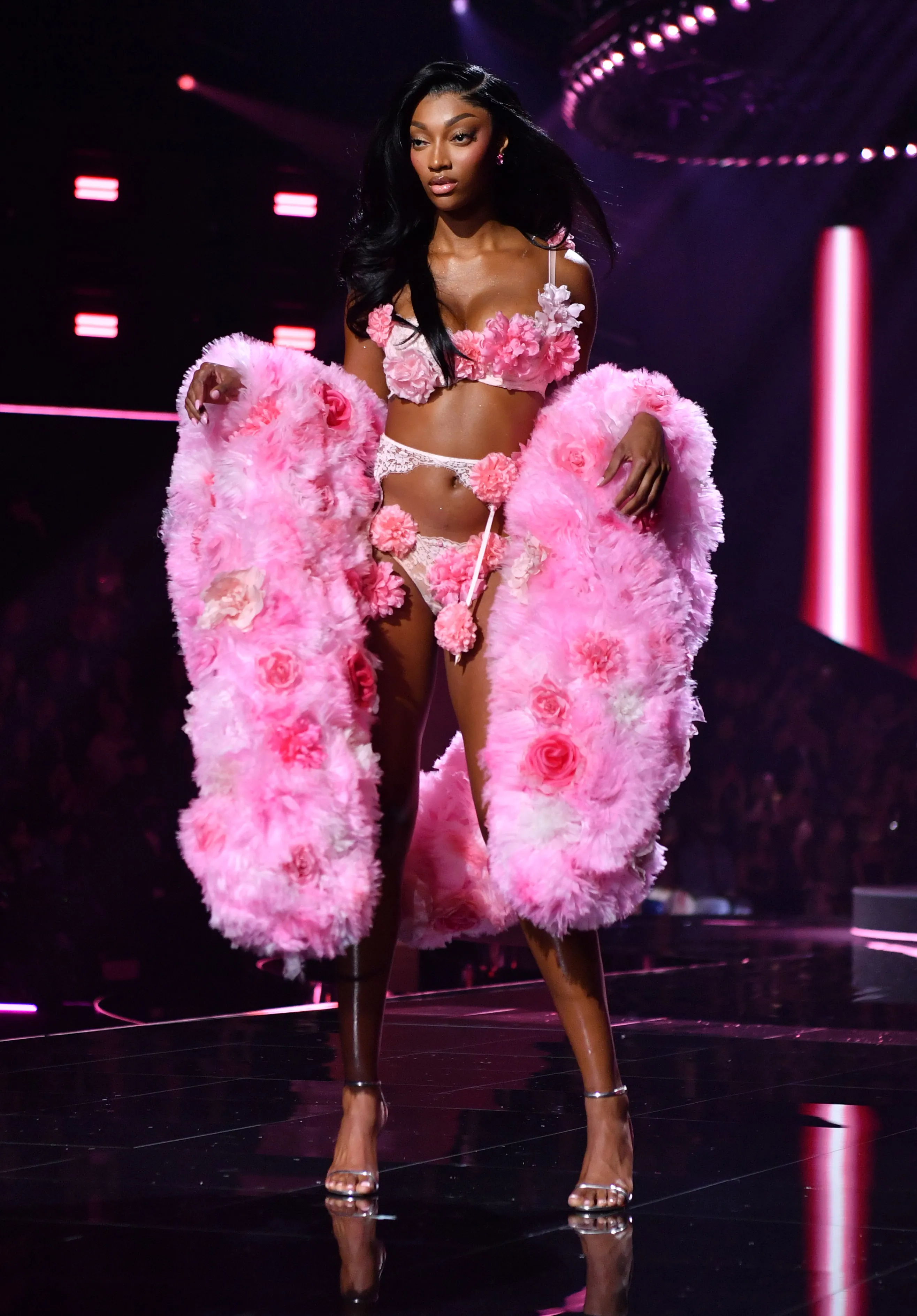 एंजल रीझ, 2025 व्हिक्टोरिया सीक्रेट फॅशन शो रनवे