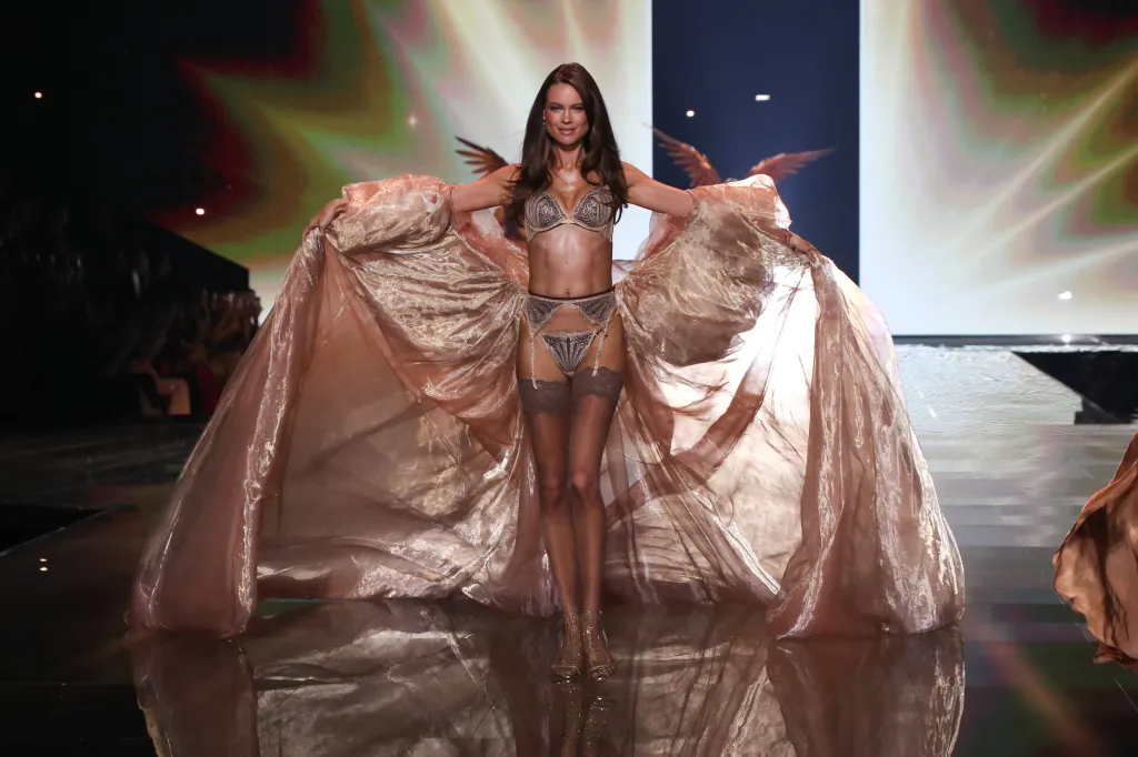 बेहाती प्रिन्स्लू, 2025 व्हिक्टोरियाचा सिक्रेट फॅशन शो रनवे