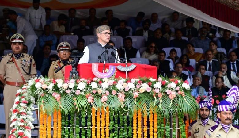जम्मू-काश्मीरचे मुख्यमंत्री ओमर अब्दुल्ला श्रीनगर येथे स्वातंत्र्य दिनाच्या कार्यक्रमाला संबोधित करताना ओमर अब्दुल्ला