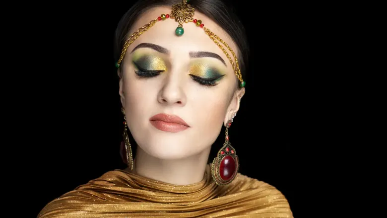 सुंदर मेकअपमध्ये एक जबरदस्त स्त्री तिचे लांब केस आणि केसांच्या सामानाचे प्रदर्शन करते