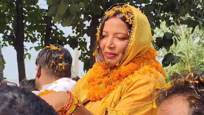 भोजपुरी स्टार पवन सिंगची पत्नी ज्योती सिंग यांनी करकट विधानसभेतून अपक्ष उमेदवार म्हणून अर्ज दाखल केला. भोजपुरी स्टार पवन सिंगची पत्नी ज्योती सिंग यांनी करकट विधानसभेतून अपक्ष उमेदवार म्हणून अर्ज दाखल केला.