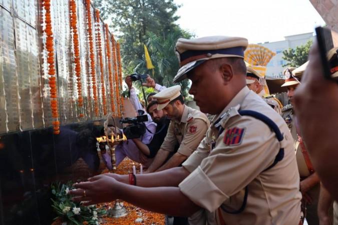 जम्मू झोनचे आयजीपी भीम सेन तुती यांनी पोलीस शहीदांना श्रद्धांजली वाहिली आयजीपी भीम सेन तुती