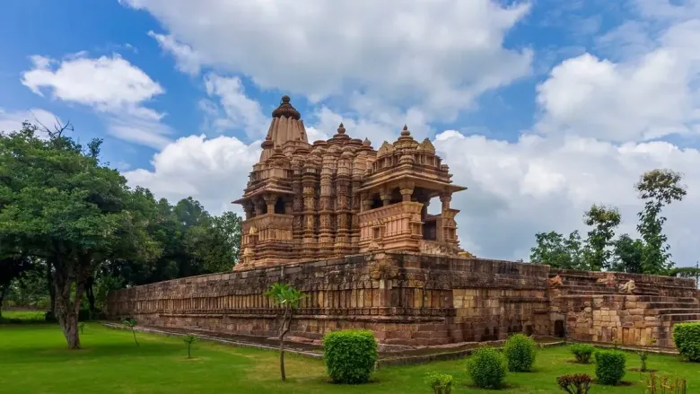 क्लिष्ट कोरीवकाम आणि शिल्पे असलेली प्रसिद्ध खजुराहो मंदिरे