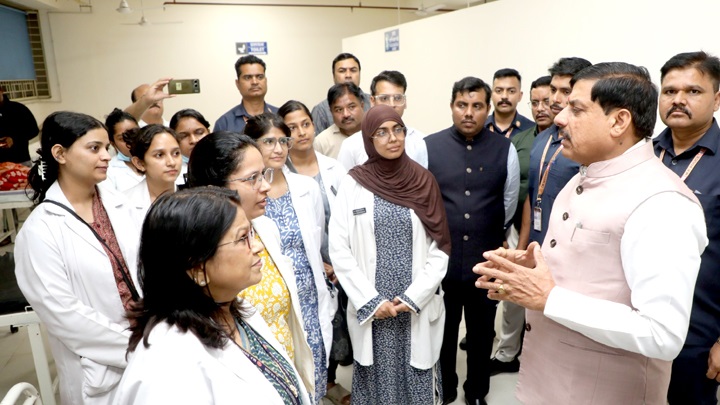 मुख्यमंत्र्यांनी रुग्णालयातील बालके व नागरिकांच्या आरोग्याची माहिती घेतली मुख्यमंत्र्यांनी रुग्णालयातील बालके व नागरिकांच्या आरोग्याची माहिती घेतली