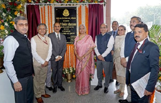 कार्यक्रमाला संबोधित करताना अर्थमंत्री निर्मला सीतारामन कार्यक्रमाला संबोधित करताना अर्थमंत्री निर्मला सीतारामन