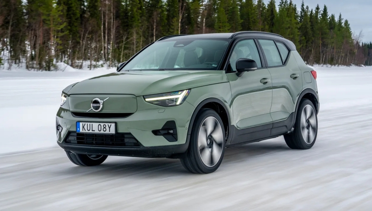 Volvo EX40 2025: कॉम्पॅक्ट इलेक्ट्रिक SUV लक्झरी, सुरक्षा, शैली आणि प्रभावी श्रेणी ऑफर करते