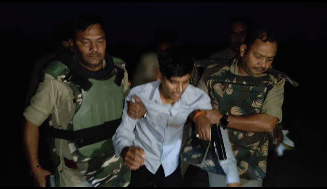 कन्नौज : लव्ह जिहादच्या आरोपीला पोलिसांनी सौम्य चकमकीत अटक केली. कन्नौज : लव्ह जिहादच्या आरोपीला पोलिसांनी सौम्य चकमकीत अटक केली.