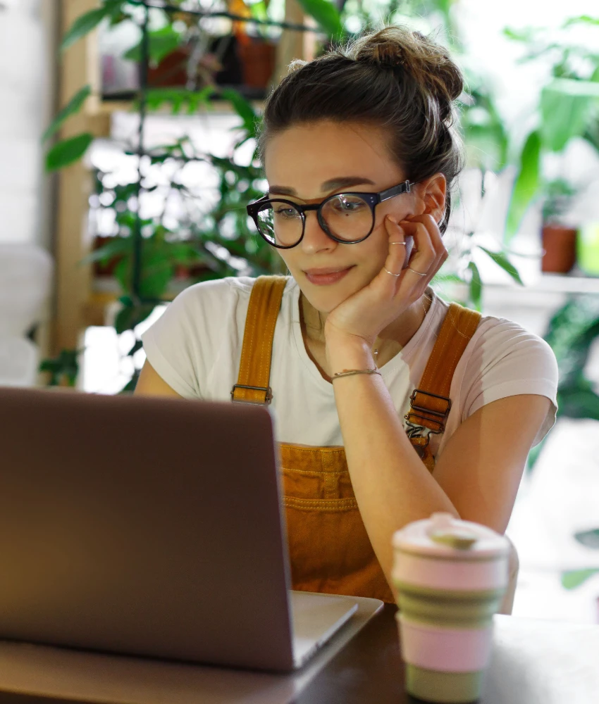 त्यांना सोडून जाण्यापेक्षा जास्त लोक त्यांच्या मूळ गावी परत जात आहेत गावी दूरवर काम करणारी स्त्री