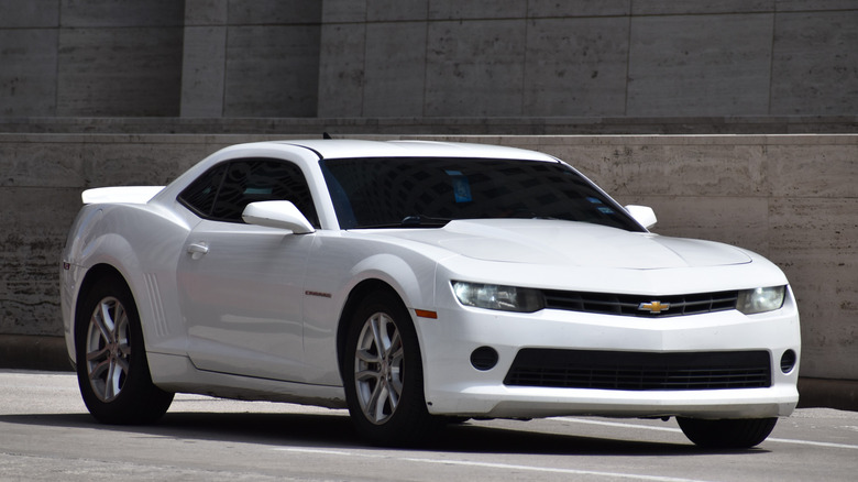 शेवरलेट कॅमारो राखाडी पार्श्वभूमी, समोर-उजवे दृश्य, समोर पार्क केलेले