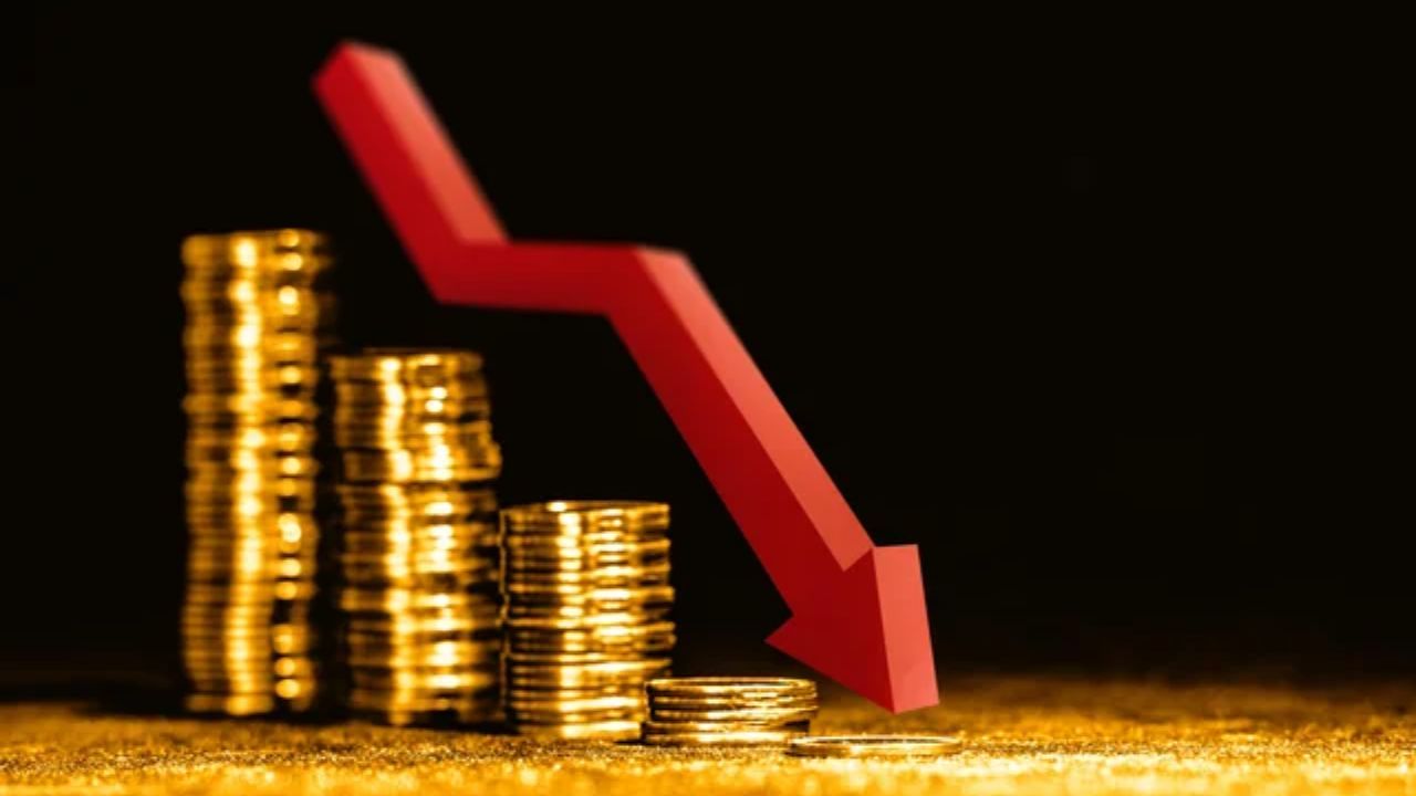 सोन्याची नाणी आणि लाल खाली जाणाऱ्या ट्रेंड ॲरोसह बार किमतीत घसरण दर्शवितात