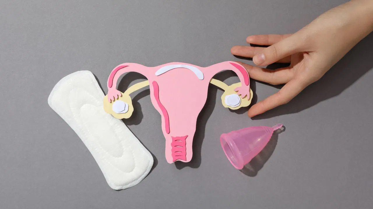 अंडाशय निरोगी ठेवण्यासाठी महिलांनी तणावमुक्त राहावे. सतत तणावामुळे हार्मोनल असंतुलन होऊ शकते. यामुळे ओव्हुलेशनमध्येही समस्या निर्माण होऊ शकतात. यासाठी योग, ध्यान आणि दीर्घ श्वासोच्छ्वास यासारख्या विश्रांती तंत्रांचा सराव करा.