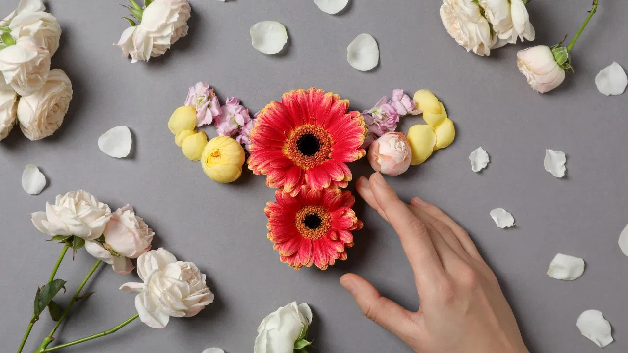 अंडाशय निरोगी ठेवण्यासाठी हायड्रेशन राखणे देखील महत्त्वाचे आहे. दारूपासून दूर राहा आणि भरपूर पाणी प्या. तुमच्या आहारात कॅफिनचे सेवन नियंत्रित करा आणि प्रक्रिया केलेले पदार्थ टाळा. यामुळे अंडाशयांचे आरोग्य सुधारेल. नियमित आरोग्य तपासणी करणे महत्त्वाचे आहे. यामुळे कोणताही धोका टाळण्यास मदत होऊ शकते.