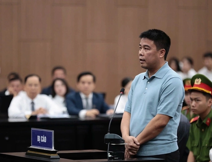 फुक सोनचे माजी अध्यक्ष गुयेन व्हॅन हाऊ, जून 2025 मध्ये न्यायालयात हजर झाले. VnExpress/Danh Lam द्वारे फोटो