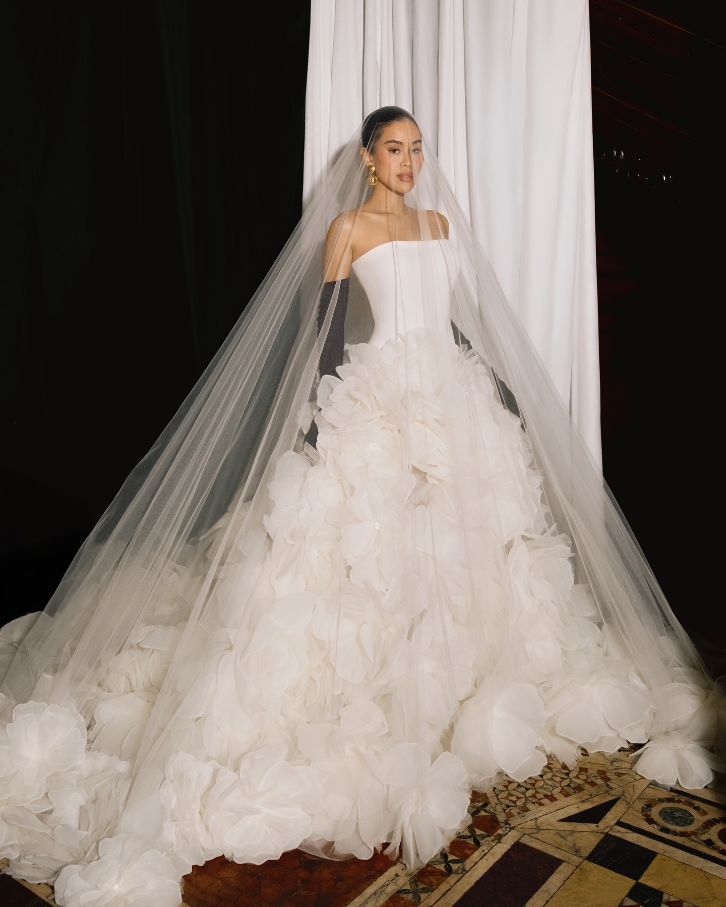 टिएन गुयेन अनेक अत्याधुनिक लग्नाचे कपडे घालतात.