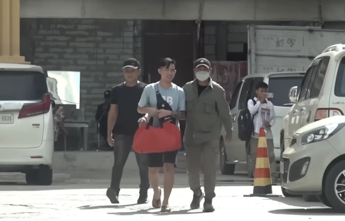 Le Hoang Quoc Cuong (C) ची जून 2022 मध्ये नोम पेन्ह, कंबोडिया येथे घोटाळ्याच्या कारवाईतून सुटका करण्यात आली. फोटो सौजन्याने Le Van Phong