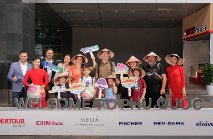 मारियोने पर्यटकांच्या गटासह फोटो काढत रिसॉर्टमध्ये सर्व-समावेशक गोष्टींचा आनंद घेतला. Meliá Vinpearl Phu Quoc च्या फोटो सौजन्याने