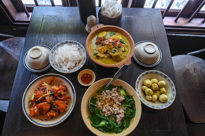 मिशेलिन स्टारसह हॅनोईमधील रेस्टॉरंटमध्ये शुद्ध व्हिएतनामी तांदूळ ट्रे. फोटो: Giang Huy