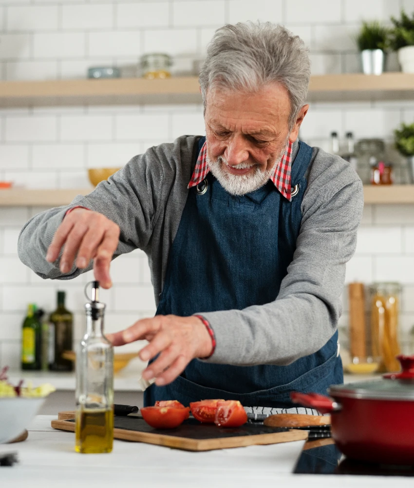 जे लोक त्यांचे वय त्यांना त्रास देऊ देत नाहीत त्यांनी नेहमी या 9 गोष्टी करा म्हातारा माणूस स्वयंपाक करायला शिकत आहे