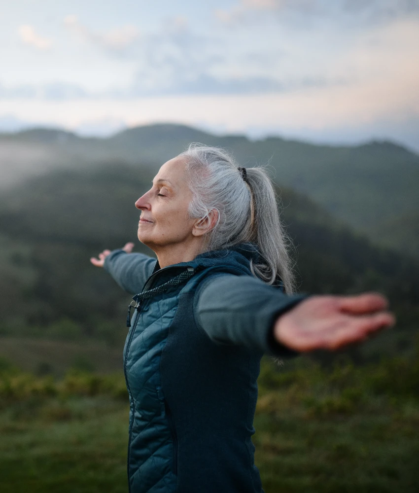 जे लोक त्यांचे वय त्यांना त्रास देऊ देत नाहीत त्यांनी नेहमी या 9 गोष्टी करा वृद्ध स्त्री आयकॉन बनत आहे