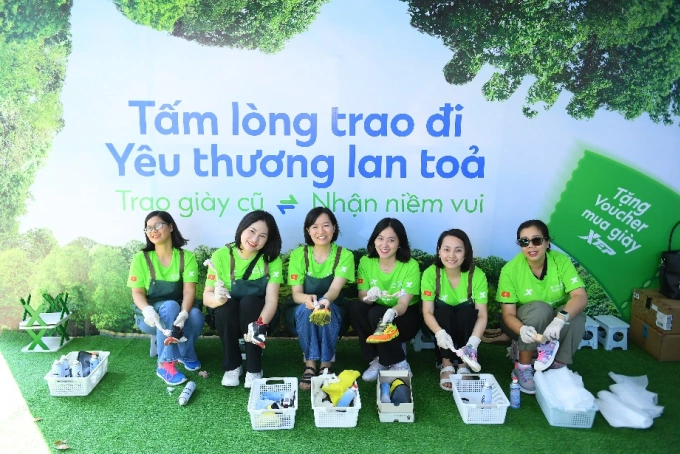 क्वांग ट्राय प्रांतातील वंचित विद्यार्थ्यांना जवळपास 400 जोड्यांच्या शूज दान केले. स्टँडर्ड चार्टर्डचे फोटो सौजन्याने