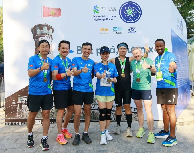 स्टँडर्ड चार्टर्ड हनोई मॅरेथॉन हेरिटेज रेस 2024 मधील आंतरराष्ट्रीय धावपटूंसह स्टँडर्ड चार्टर्ड व्हिएतनामचे सीईओ गुयेन थुय हन्ह (4थे, एल. फोटो सौजन्याने स्टँडर्ड चार्टर्ड)
