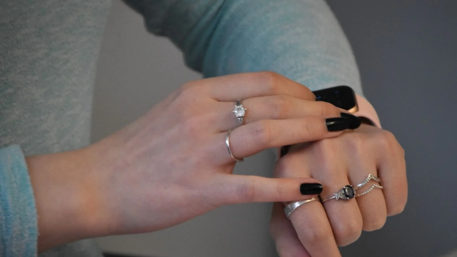 स्मार्टवॉच घातलेली स्त्री स्मार्टवॉच घातलेली स्त्री